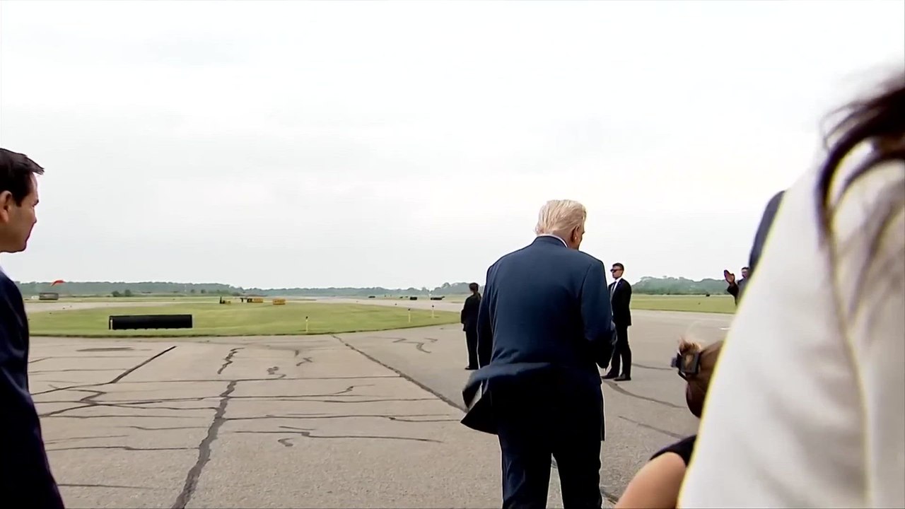 Trump and Rubio appear to stumble while boarding Air Force One