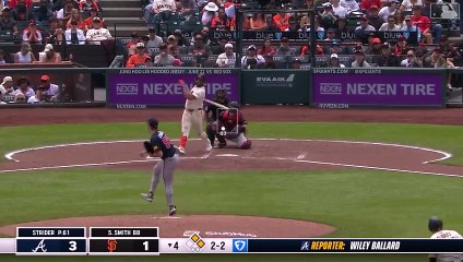 Ronald Acuña Jr. hace una gran atrapada en el jardín derecho