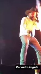 VÍDEO: Cantor sertanejo sofre queimadura no rosto durante show