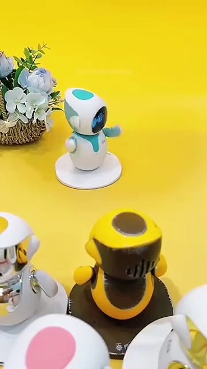 The Warrior Eilik robot blue