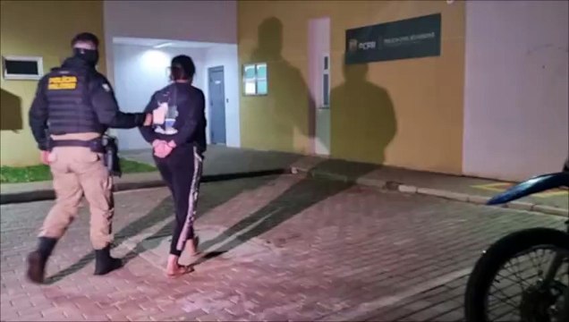 Mãe e filho são detidos pela PM após supostamente realizarem disparos de arma de fogo contra residência