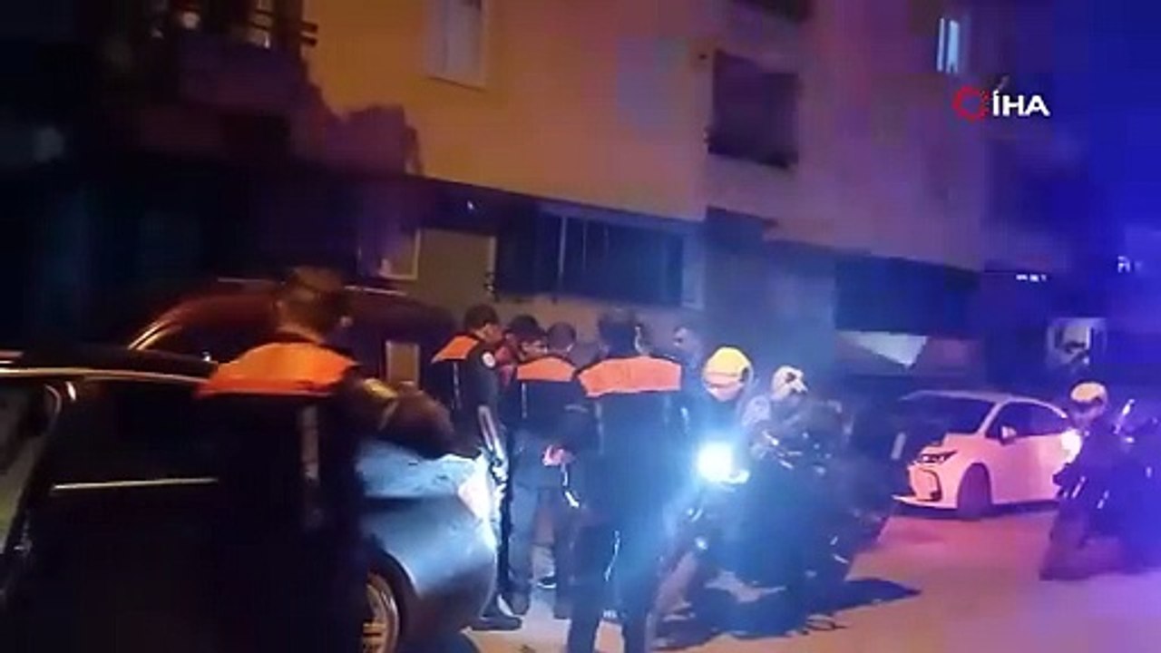 Silahlı kavgada 1'i polis, 2 kişi yaralandı