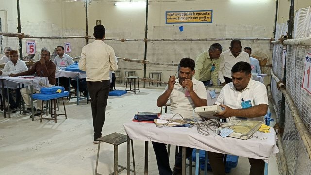उपचुनाव के बाद कला महाविद्यालय में मतगणना, भाजपा व कांग्रेस उम्मीदवार में सीधी टक्कर