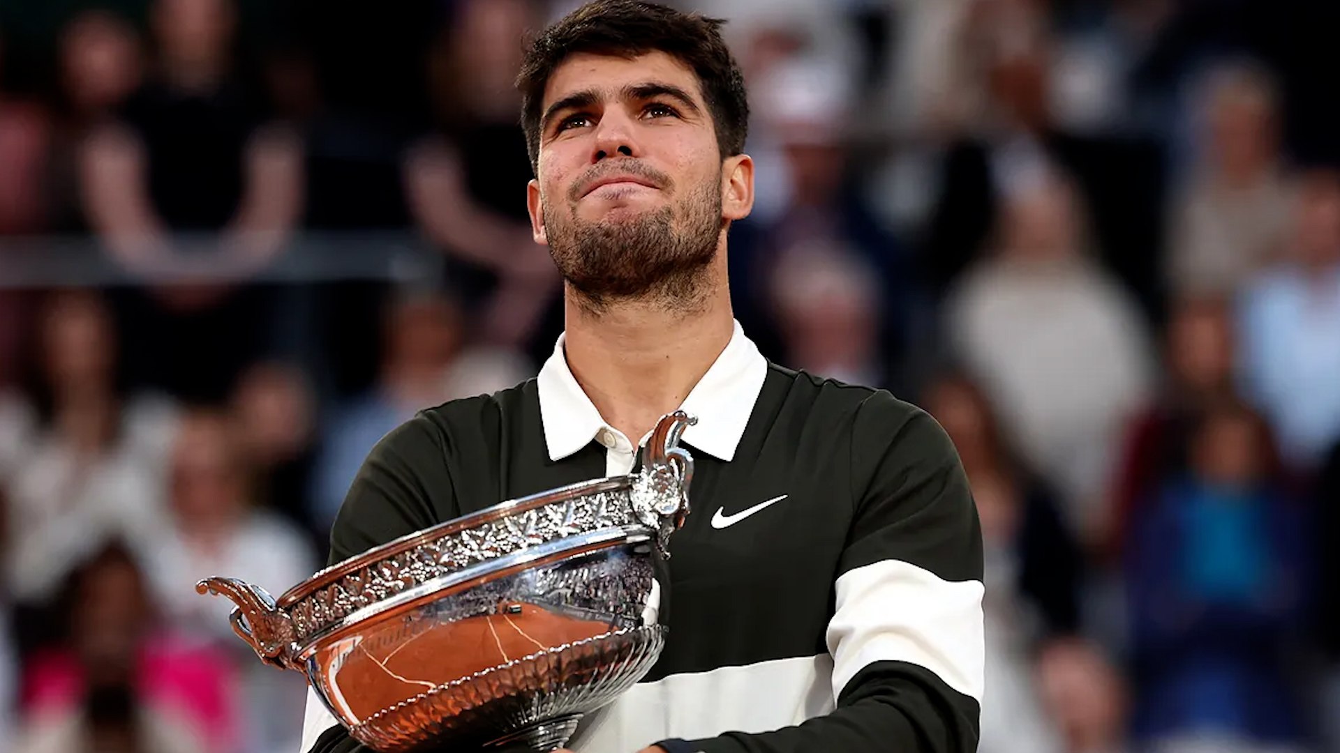 En una remontada �pica, el joven campe�n logr� lo imposible: levant� dos sets en contra, salv� tres bolas de partido y conquist� su segundo t�tulo consecutivo en la tierra batida francesa. Fue una demostraci�n de mentalidad indestructible y esp�ritu competitivo al m�s alto nivel.

Frente a �l, Jannik Sinner, su gran rival generacional, despleg� un tenis de �lite: f�sico imponente, t�cnica depurada y una mentalidad f�rrea. Aun as�, no fue suficiente. El marcador final &mdash;4-6, 6-7(4), 6-4, 7-6(3), 7-6(2)&mdash; en cinco horas y 29 minutos, estableci� un nuevo r�cord en la historia de Roland Garros.