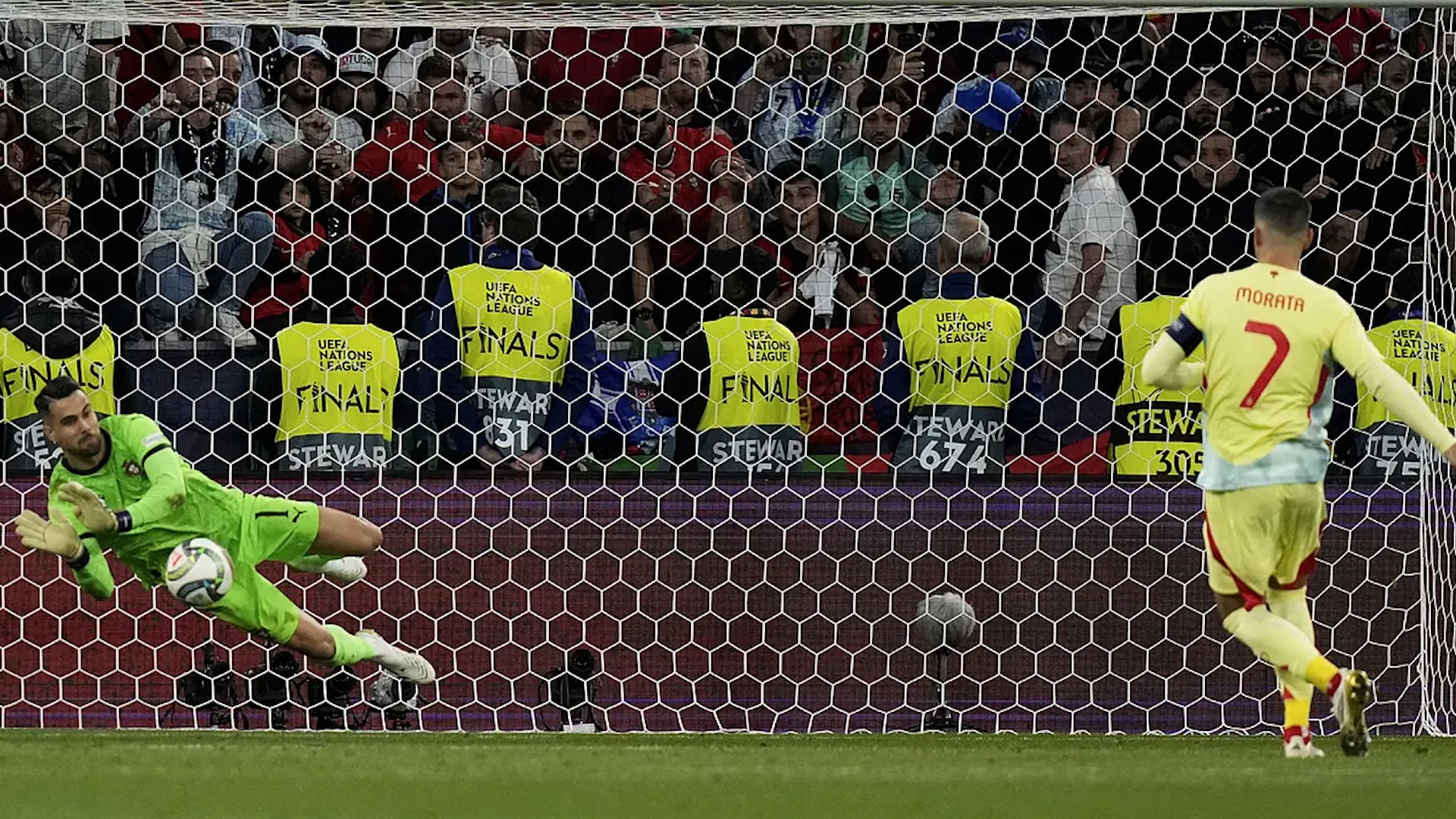 El seleccionador nacional, Luis de la Fuente, lament� la derrota de Espa�a frente a Portugal en la final de la UEFA Nations League, disputada en el Allianz Arena de M�nich. En una rueda de prensa marcada por la emoci�n, De la Fuente se mostr� especialmente afectado por la tanda de penaltis, donde el desenlace dram�tico dej� a la Roja sin t�tulo.

El momento m�s doloroso lleg� con el fallo de �lvaro Morata, quien err� el penalti decisivo. "Yo fui quien le dijo que lo tirara. Lo hizo, y el responsable soy yo", confes� el t�cnico espa�ol, asumiendo toda la carga de la decisi�n ante los medios.