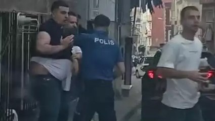 Fatih’te 4 yaşındaki yeğeninin olduğu araca kaldırım taşıyla saldırdı, eniştesini darbetti