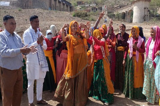 रामगढ़ बांध : श्रमदान कर देशी गीतों पर महिला सरपंच ने जमकर किया नृत्य, विधायक ने बजाई तालियां