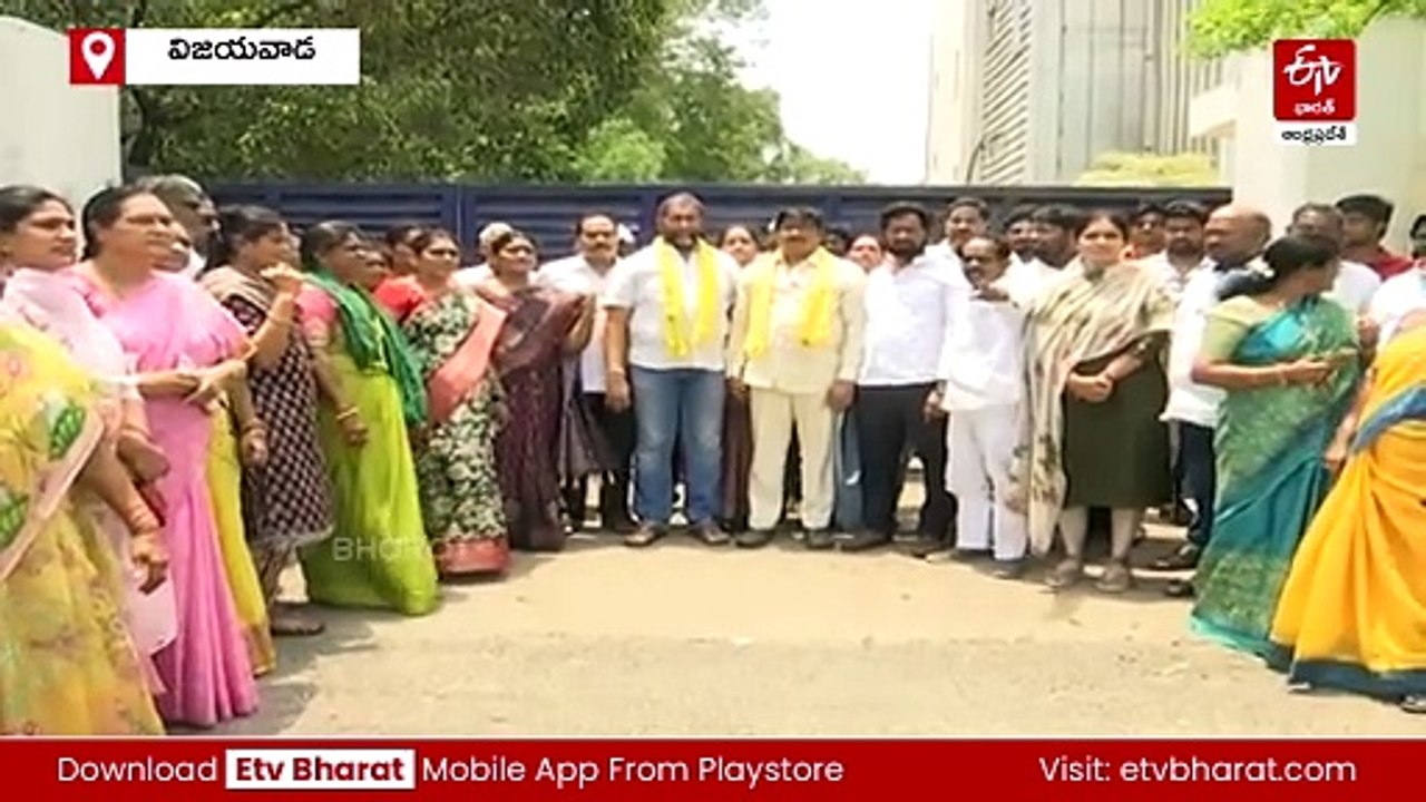 సాక్షి కార్యాలయంపై కోడిగుడ్లతో దాడి - బోర్డును తొలగించిన మహిళలు