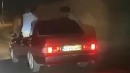 Otomobil penceresinden sarkarak yolculuk yaptılar