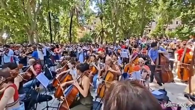 Concerto per Gaza, centinaia di musicisti e coristi a piazza Vittorio a Roma