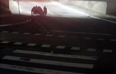 Vídeo mostra assassinato de jovem que foi torturado e queimado enrolado em colchão em Praia Grande