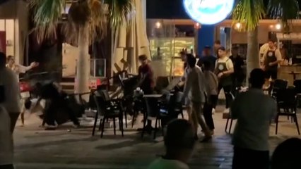 Çeşme’de çıkan kavgada sandalyeler havada uçuştu