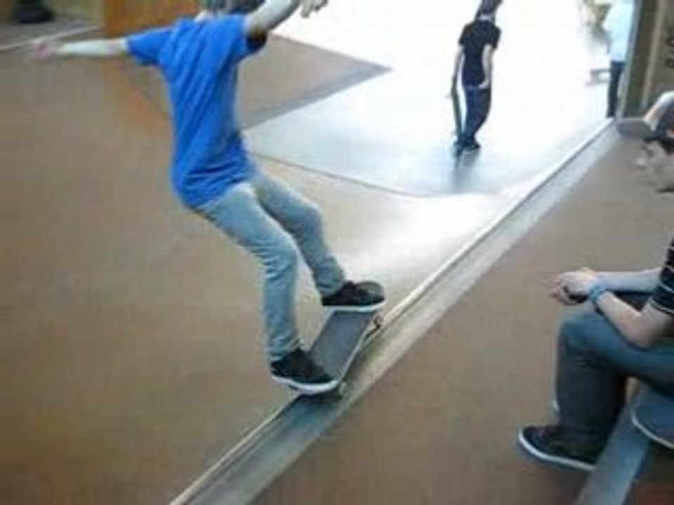 Session lille indoor, lucas' demo sur la mini-rampe