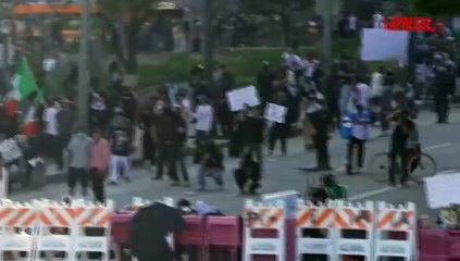 Los Angeles, la polizia usa lacrimogeni e proiettili di gomma sulla folla: le immagini