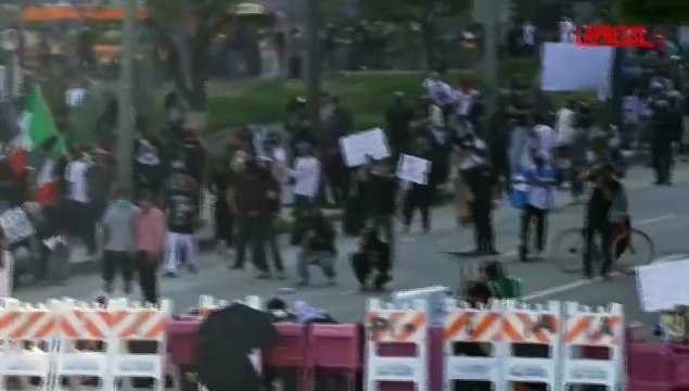 Los Angeles, la polizia usa lacrimogeni e proiettili di gomma sulla folla: le immagini