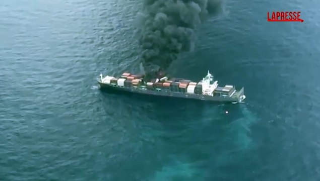 India, esplosione e incendio su nave al largo del Kerala: imponente la colonna di fumo
