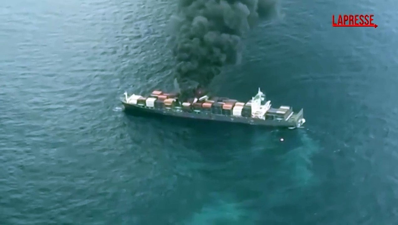 India, esplosione e incendio su nave al largo del Kerala: imponente la colonna di fumo