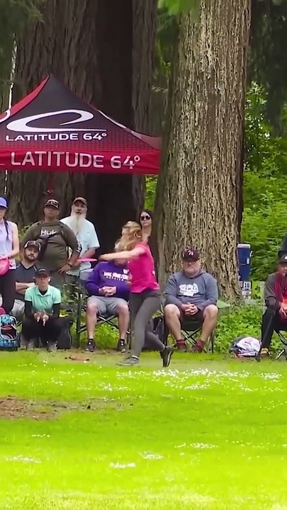 An incredible throw during a frisbee competition