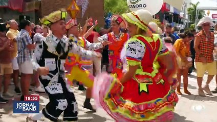 Bloco junino arrasta multidão em Mossoró, no RN