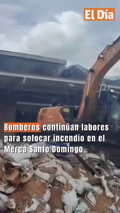 Bomberos continúan labores para sofocar incendio en el Merca Santo Domingo