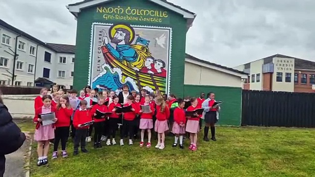 Dana and St Eugene's NS pupils sing 'All Kinds of Everything' at mural dedicated to St. Colmcille