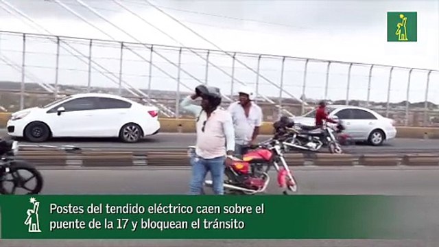 Postes del tendido eléctrico caen sobre el puente de la 17 y bloquean el tránsito