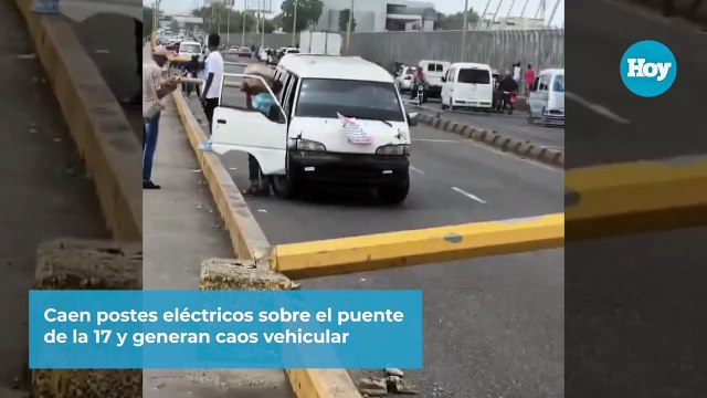 Caen postes eléctricos sobre el puente de la 17 y generan caos vehicular