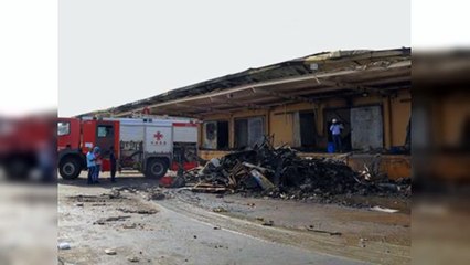 Bomberos enfrían y remueven escombros en Merca Santo Domingo