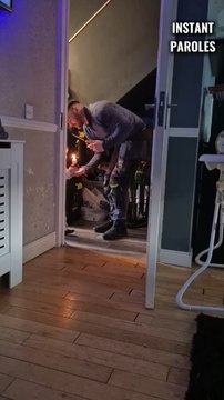 Ce petit garçon souhaite un joyeux anniversaire à sa maman à sa manière