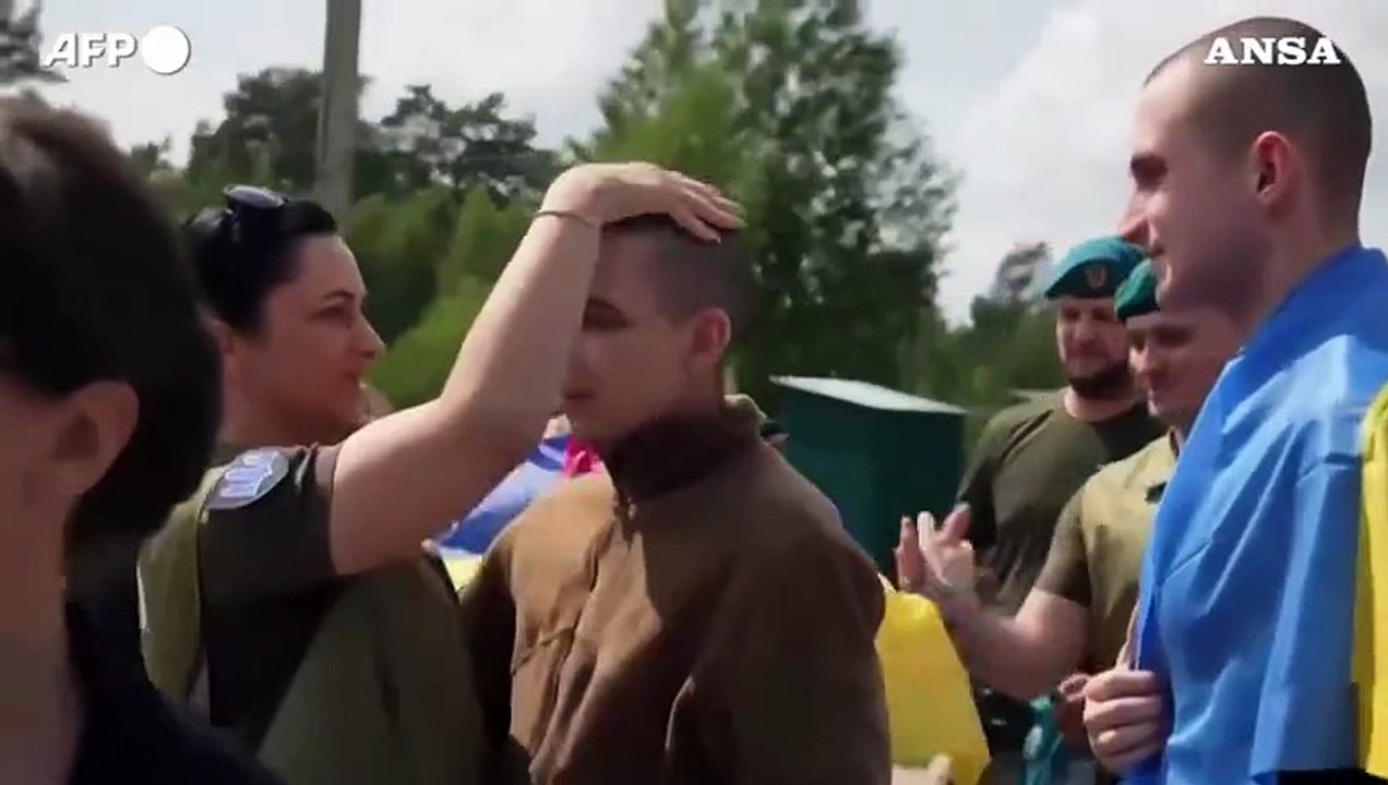 Scambio di prigionieri di guerra tra Russia e Ucraina: le scene di giubilo