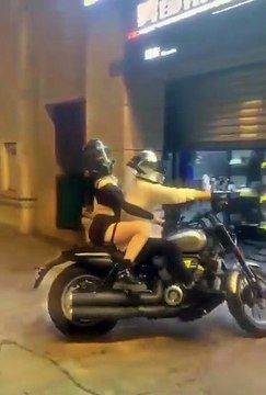 Ce motard se venge de sa copine d'une drole de façon