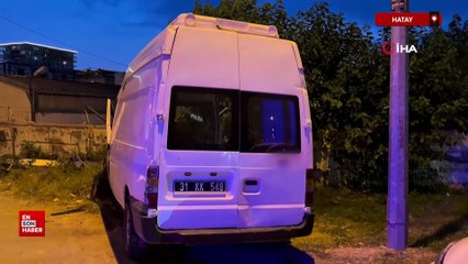 Hatay'da kazada telef olan horoz için kalp masajı yaptı