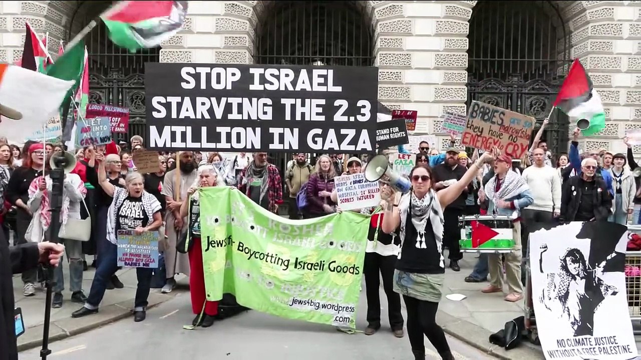 Barco 'Madleen', interceptado por Israel quando ia para Gaza, chega ao porto de Ashdod