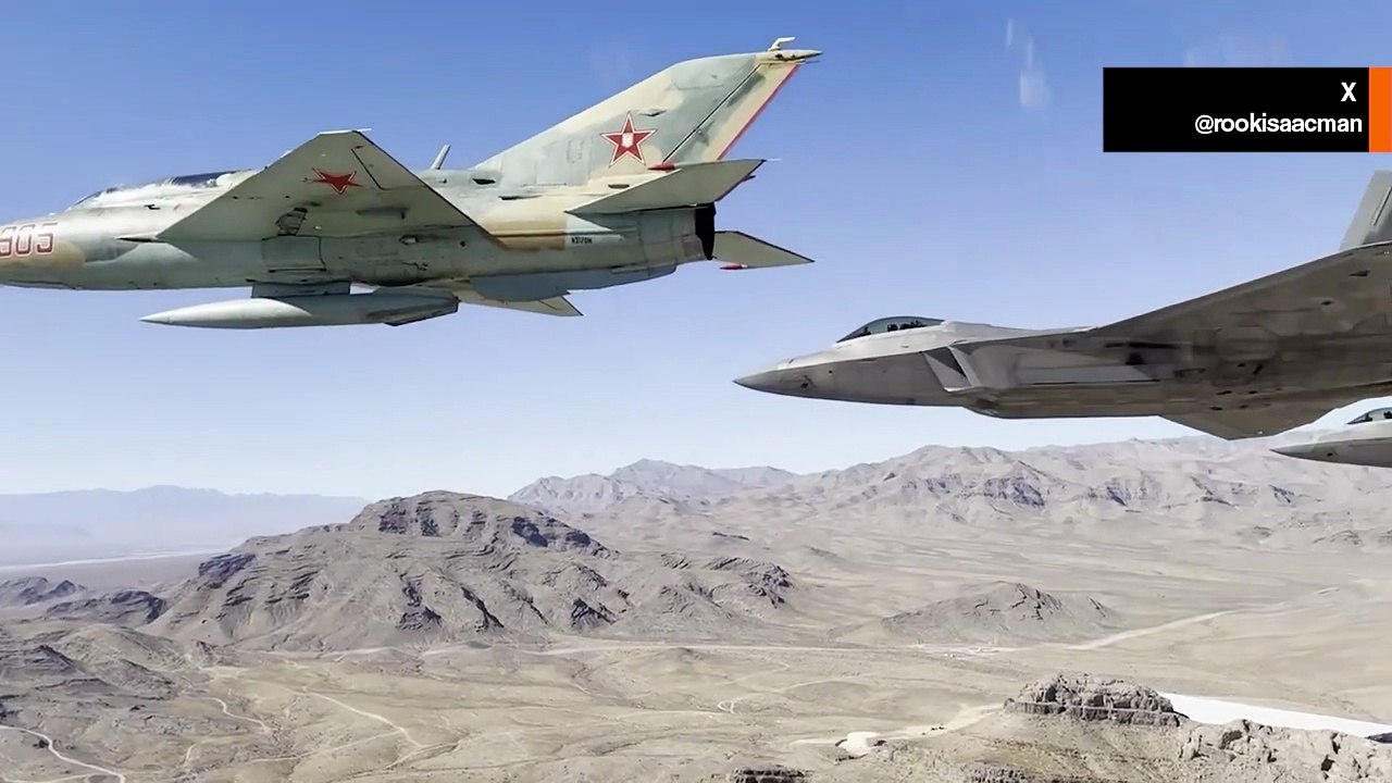Et Näe Tätä Enää Koskaan: MiG-21 Johtaa F-22:ta Paljastetussa Salaisessa Kunniatervehdyksessä