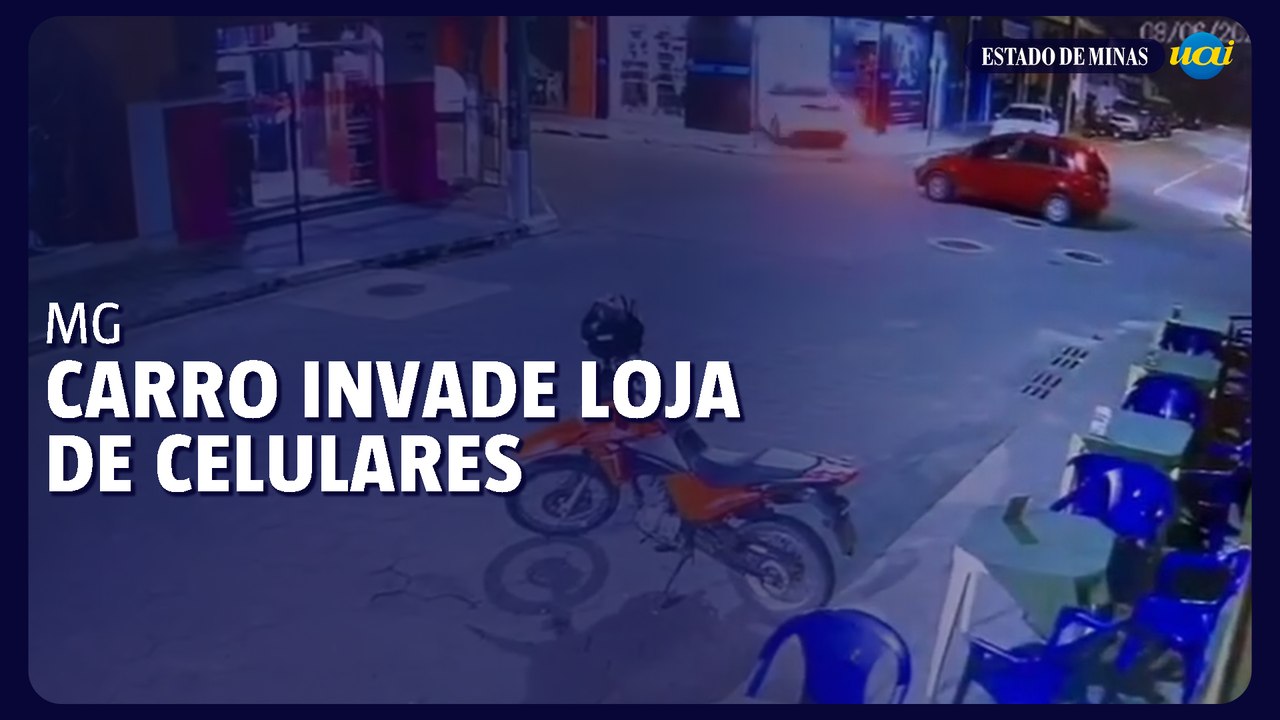 Carro invade loja de celulares na cidade mineir...