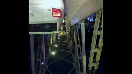 Carro quebra em ponte no Centro de Blumenau e motorista precisam voltar de ré