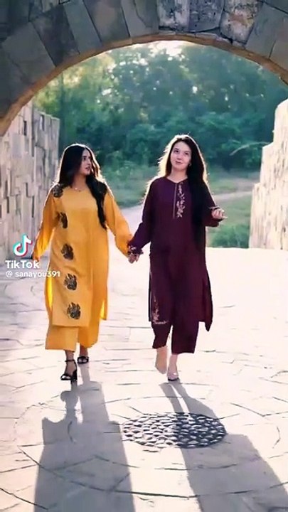 Sana Yousaf beautiful shoot with friend.