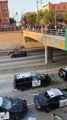 Lanzan piedras a patrullas en Los Ángeles