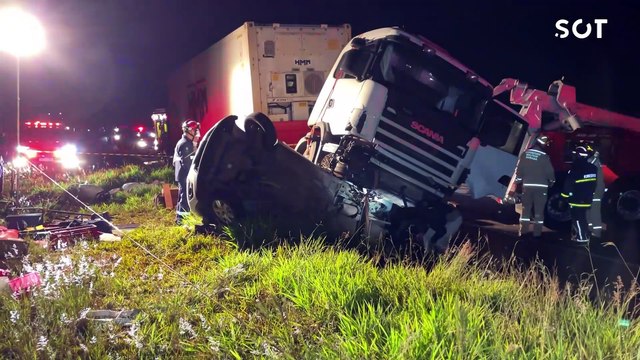 Carro fica embaixo de caminhão após violenta colisão de trânsito na BR-467 em Cascavel; Mãe e filho ficam presos às ferragens