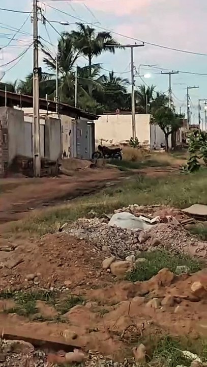 Moradores denunciam esgoto a céu aberto na Rua Manoel Torres, em Patos, e cobram providências