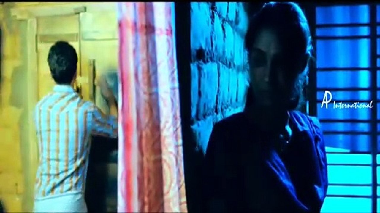 Tamil Actress Andrea Jeremiah kissing Fahadh Faasil in annayum rasoolum HD (720P)