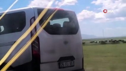 Saniyelerle kurtuldular! Erzurum-Artvin yolunda kuralsızlık kameraya takıldı