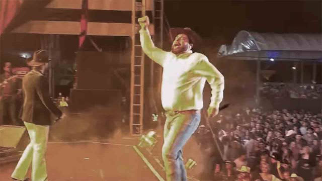 Braziliaanse zanger raakt gewond in het gezicht door vlammen tijdens optreden; video gaat viraal