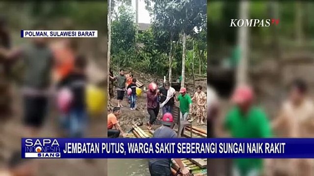 Jembatan Putus Diterjang Banjir, Warga yang Sakit Terpaksa Seberangi Sungai Naik Rakit