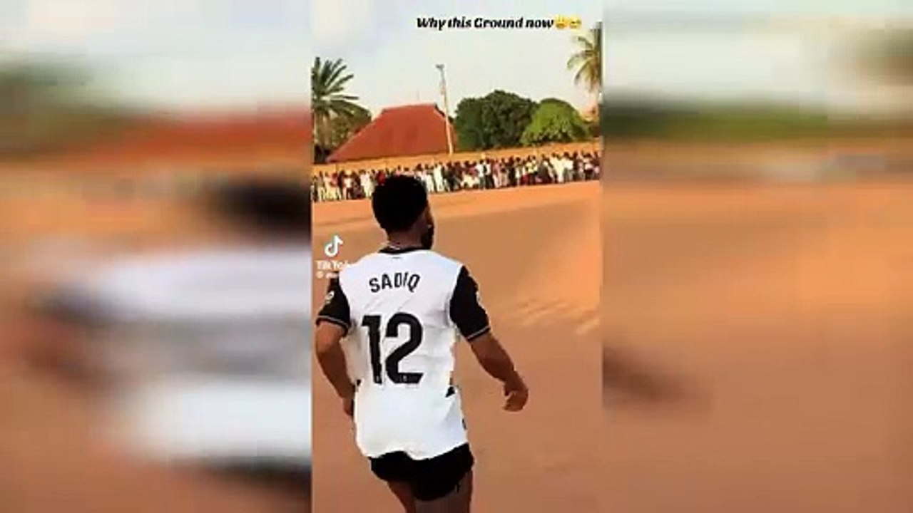 Vídeo de Ejuke jugando en un campo de tierra con la camiseta de Sadiq