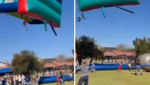 Vento solleva gonfiabile: bambini cadono da 10 metri