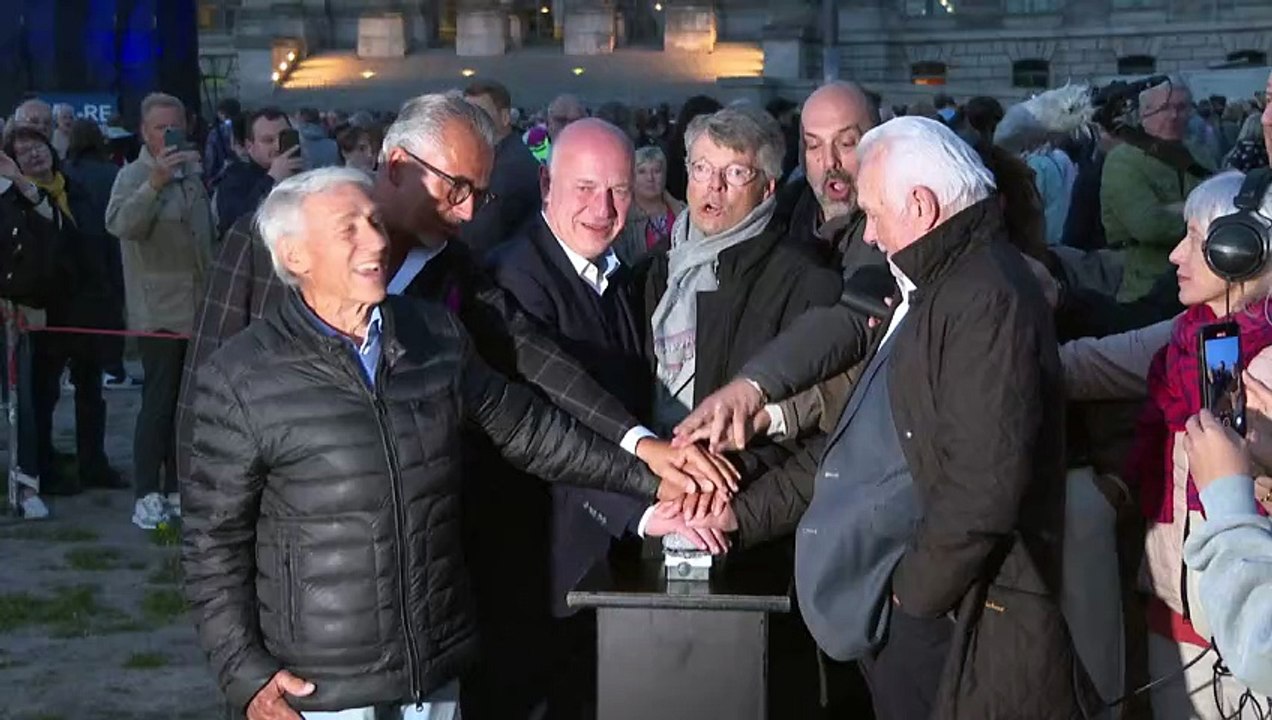 Verhüllter reichstag: lichtprojektion erinnert an christo und jeanne-claude