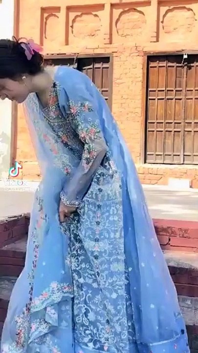 Sana Yousaf ka dress dekhain jo last dress tha