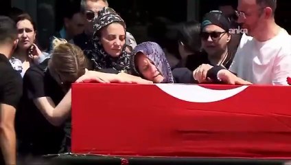 Ferdi Zeyrek’in annesi, oğlunun tabutuna sarıldığı sırada fenalaştı.