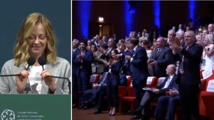 Standing ovation dei commercialisti per Meloni. E lei: «Così mi imbarazzate»